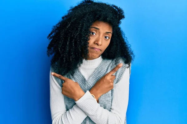 Afroamerykanka Afro Włosy Noszące Swobodny Sweter Zimowy Wskazując Obie Strony — Zdjęcie stockowe