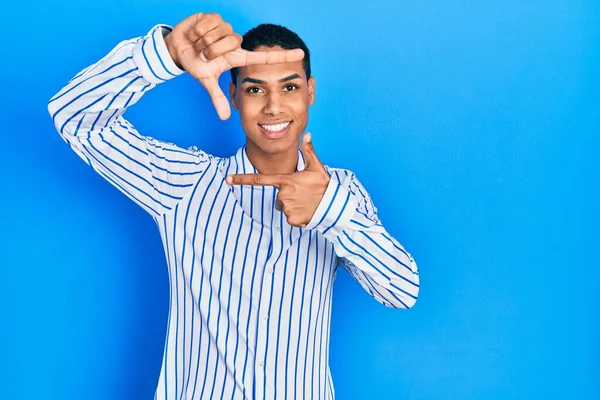 Mladý Africký Američan Nosí Neformální Oblečení Usmívá Vytváří Rámeček Rukama — Stock fotografie