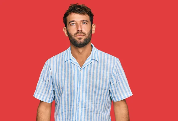 Bonito Jovem Com Barba Vestindo Camisa Fresca Casual Relaxado Com — Fotografia de Stock