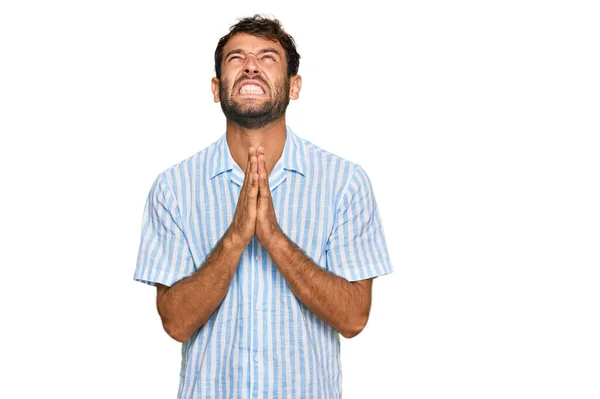 Przystojny Młody Człowiek Brodą Ubrany Luźną Świeżą Koszulę Żebrzący Modlący — Zdjęcie stockowe
