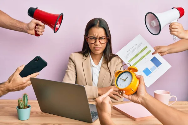 Vacker Latinamerikansk Kvinna Som Arbetar Kontoret Stress Skeptisk Och Nervös — Stockfoto