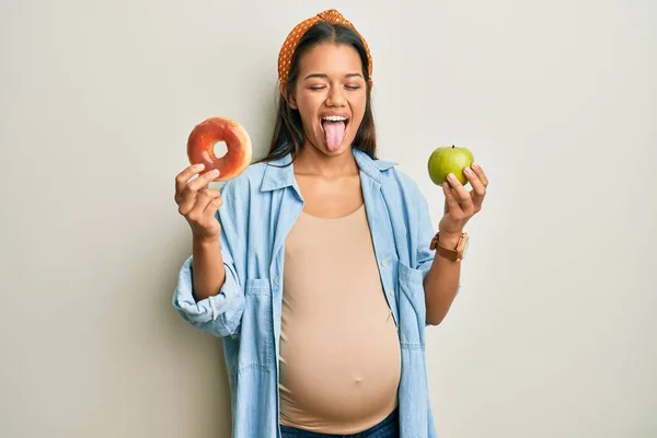 Mooie Latijns Amerikaanse Vrouw Verwacht Een Baby Houdt Voedsel Steken — Stockfoto