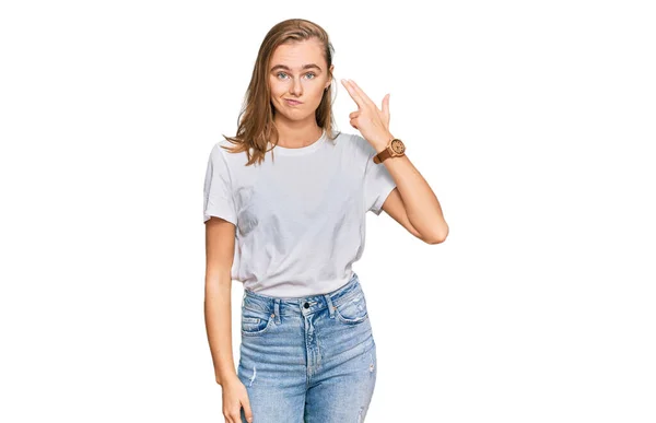 Bela Jovem Loira Mulher Vestindo Casual Branco Shirt Tiro Matar — Fotografia de Stock