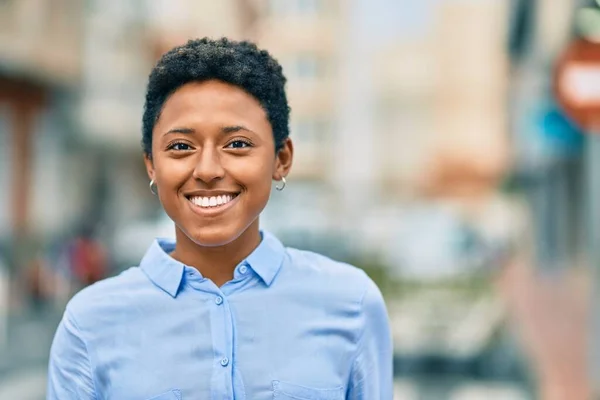 Jovem Menina Afro Americana Sorrindo Feliz Cidade — Fotografia de Stock