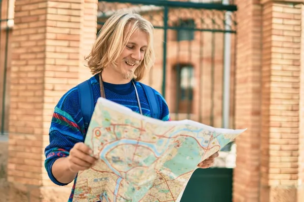 Junger Skandinavischer Tourist Lächelt Glücklich Auf Stadtplan — Stockfoto