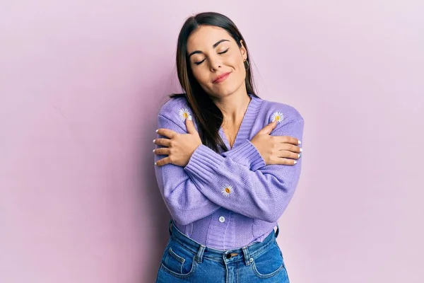 Mulher Morena Jovem Vestindo Casaco Primavera Com Flores Imprimir Abraçando — Fotografia de Stock