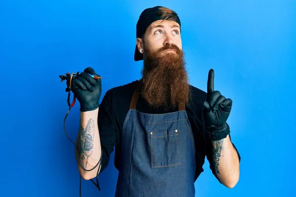 Rödhårig Man Med Lång Skägg Tatuering Artist Bär Professionell Uniform — Stockfoto