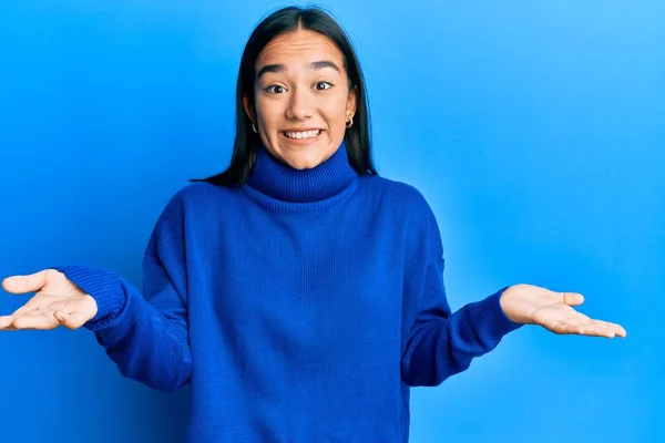 스웨터를 이시아 여성은 명랑하게 웃으며 우호적 긍정적 자신감 인사를 — 스톡 사진