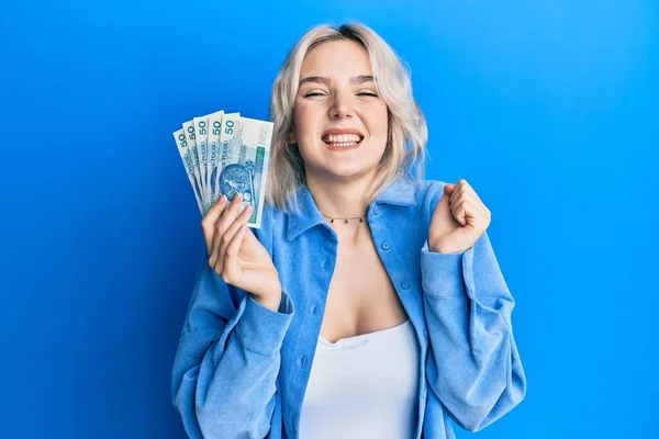 Menina Loira Jovem Segurando Notas Zloty Polonês Gritando Orgulhoso Celebrando — Fotografia de Stock