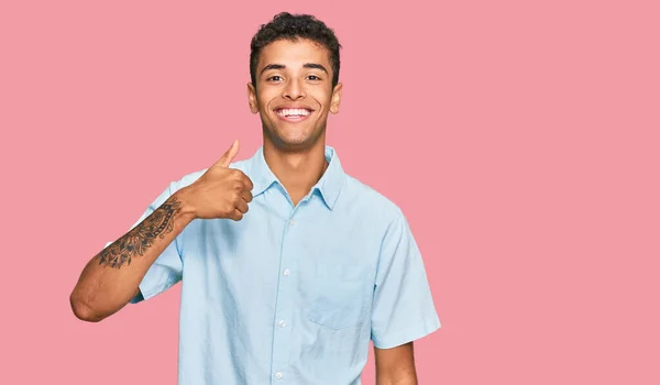 Fiatal Jóképű Afro Amerikai Férfi Alkalmi Ruhában Boldog Hüvelykujjal Felemelt — Stock Fotó