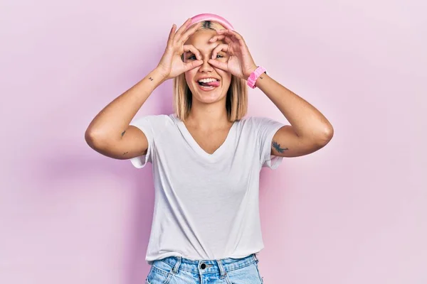 Mooie Blonde Vrouw Draagt Casual Wit Shirt Doet Gebaar Als — Stockfoto