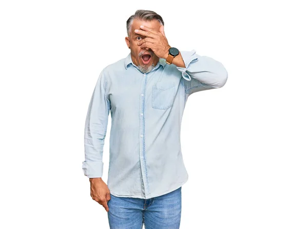 Hombre Pelo Gris Mediana Edad Con Ropa Casual Asomándose Shock —  Fotos de Stock