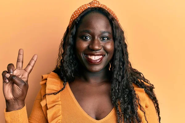 Африканская Молодая Женщина Повседневной Одежде Жёлтом Фоне Улыбается Счастливым Лицом — стоковое фото