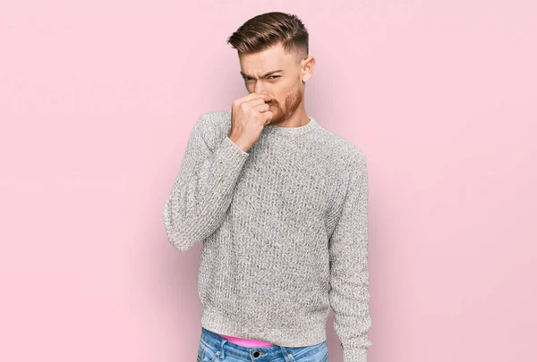 Giovane Uomo Rossa Che Indossa Maglione Invernale Casual Odore Qualcosa — Foto Stock