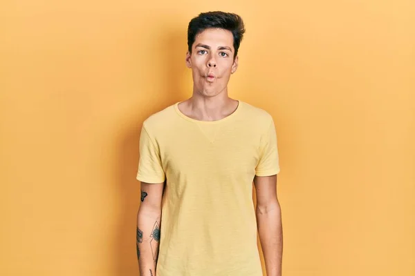 Νεαρός Ισπανός Που Φοράει Casual Κίτρινο Shirt Κάνοντας Γκριμάτσες Χείλη — Φωτογραφία Αρχείου