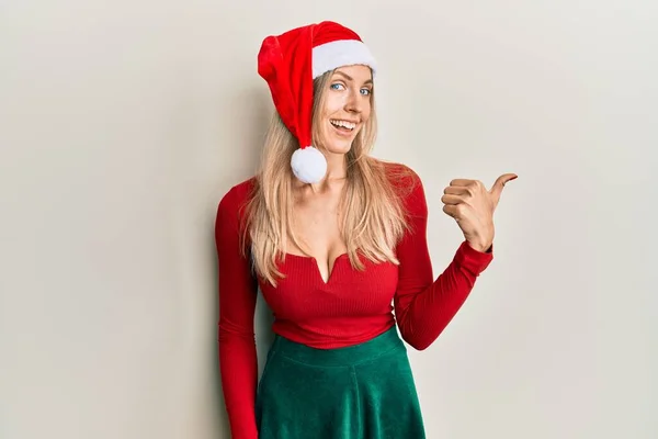 Mooie Blanke Vrouw Kerstkostuum Hoed Lachend Met Vrolijk Gezicht Wijzend — Stockfoto