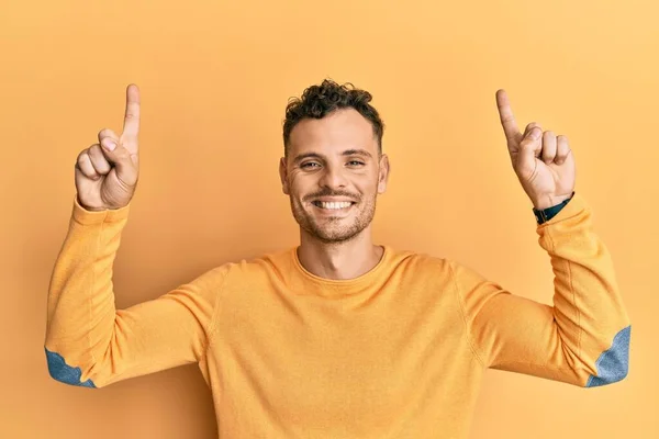Νεαρός Ισπανός Που Δείχνει Δάχτυλα Χαμογελώντας Ένα Χαρούμενο Και Δροσερό — Φωτογραφία Αρχείου