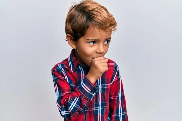 Очаровательный Латинский Ребенок Одетый Повседневную Одежду Чувствует Себя Нездоровым Кашляет — стоковое фото