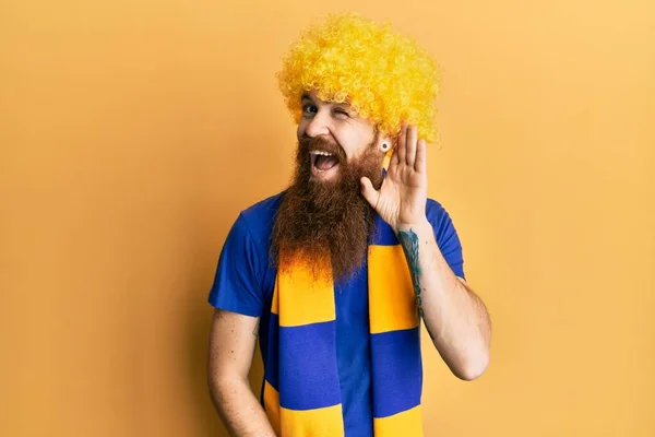 Homem Ruivo Com Barba Longa Futebol Jogo Torcida Hooligan Vestindo — Fotografia de Stock