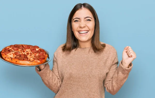 Jovem Mulher Bonita Segurando Pizza Italiana Gritando Orgulhoso Celebrando Vitória — Fotografia de Stock