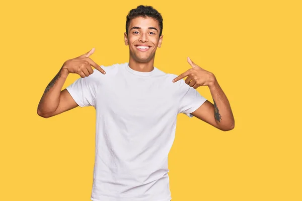 Junger Gutaussehender Afrikanisch Amerikanischer Mann Lässigem Weißem Shirt Sieht Selbstbewusst — Stockfoto