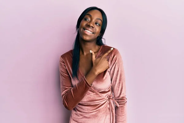 Young African American Woman Wearing Sexy Party Dress Smiling Cheerful — ストック写真