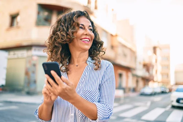 Mujer Hispana Mediana Edad Sonriendo Feliz Usando Smartphone Ciudad — Foto de Stock