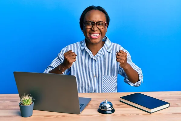 Joven Mujer Africana Que Trabaja Recepción Del Hotel Usando Portátil — Foto de Stock