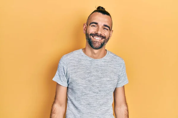 Mladý Hispánec Nosí Ležérní Oblečení Vypadá Pozitivně Šťastně Stojí Usmívá — Stock fotografie