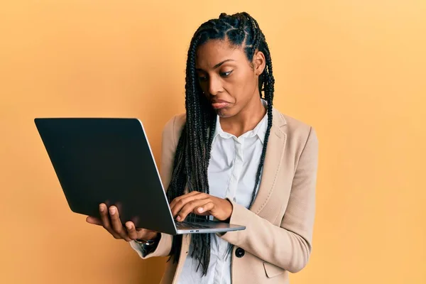 Αφροαμερικανή Γυναίκα Που Εργάζεται Χρησιμοποιώντας Φορητό Υπολογιστή Κατάθλιψη Και Ανησυχούν — Φωτογραφία Αρχείου