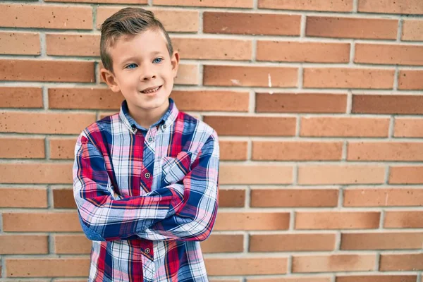 Adorabile Ragazzo Caucasico Con Braccia Incrociate Sorridente Felice Appoggiato Muro — Foto Stock