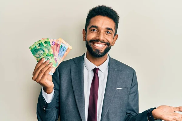 Hombre Negocios Hispano Guapo Con Barba Sosteniendo Billetes Rand Sudafricanos — Foto de Stock