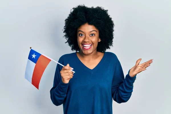 Jonge Afrikaanse Amerikaanse Vrouw Met Chili Vlag Vieren Prestatie Met — Stockfoto