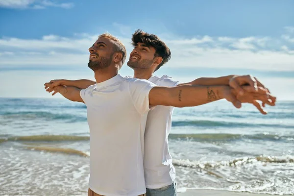 Jong Gay Paar Glimlachen Gelukkig Ademhaling Het Strand — Stockfoto