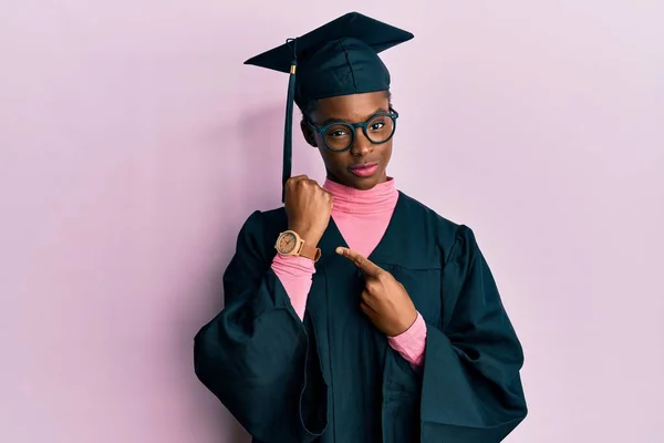 Ung Afrikansk Amerikansk Flicka Bär Examen Mössa Och Ceremoni Mantel — Stockfoto