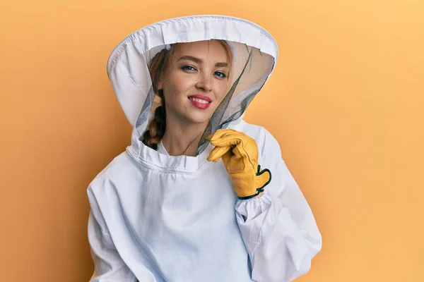 Bella Donna Caucasica Bionda Che Indossa Uniforme Protettiva Apicoltore Guardando — Foto Stock