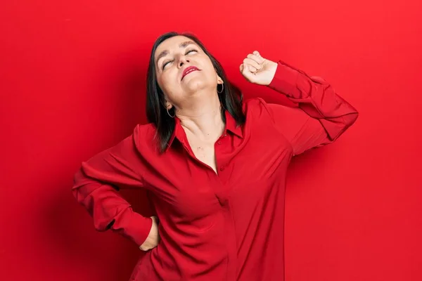 Hispanische Frau Mittleren Alters Lässiger Kleidung Die Sich Nach Hinten — Stockfoto