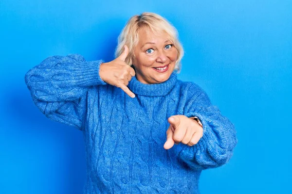 Donna Bionda Mezza Età Che Indossa Abiti Casual Sorridendo Parlando — Foto Stock