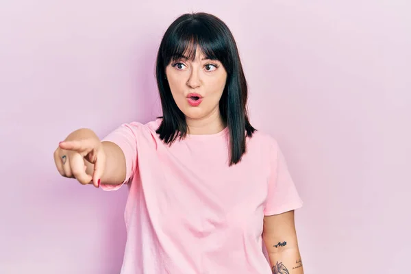 Young Hispanic Woman Wearing Casual Clothes Pointing Finger Surprised Ahead — Stock Photo, Image