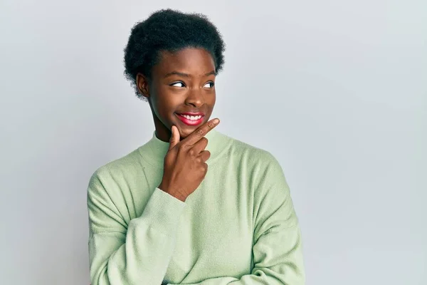Mladá Afroameričanka Neformálním Oblečení Rukou Bradě Přemýšlí Otázce Zamyšleném Výrazu — Stock fotografie