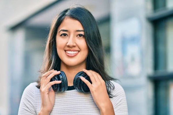 Jonge Spaanse Vrouw Die Blij Glimlacht Muziek Luistert Met Een — Stockfoto