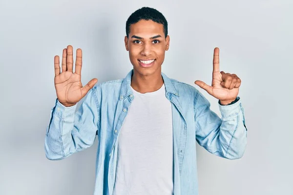 年轻的非洲裔美国人穿着休闲装 手指指向七号 面带微笑 自信而快乐 — 图库照片