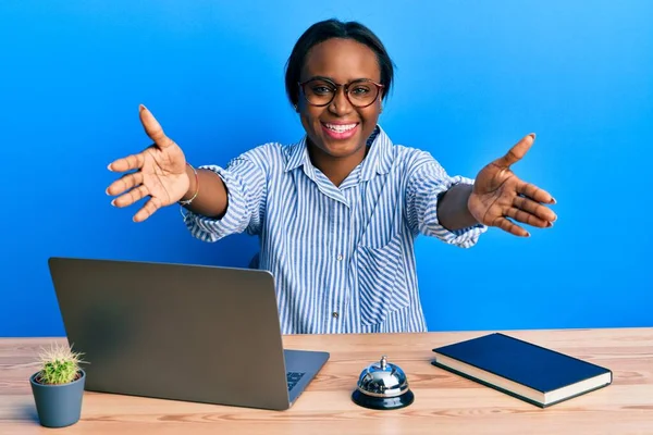 Jovem Africana Trabalhando Recepção Hotel Usando Laptop Olhando Para Câmera — Fotografia de Stock