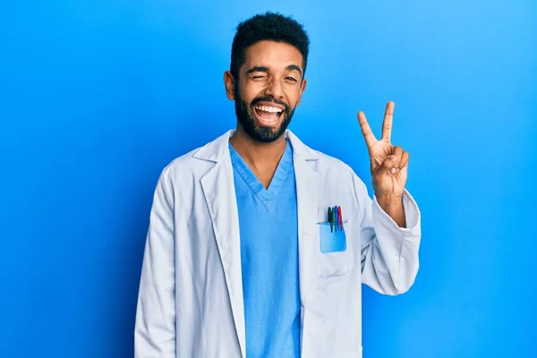 Красивый Латиноамериканец Бородой Докторской Форме Улыбается Счастливым Лицом Подмигивая Камеру — стоковое фото