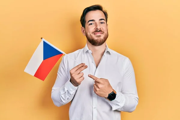 Bonito Homem Caucasiano Com Barba Segurando Bandeira República Checa Sorrindo — Fotografia de Stock