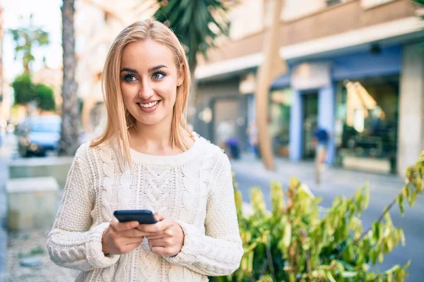 Jovem Loira Sorrindo Feliz Usando Smartphone Cidade — Fotografia de Stock