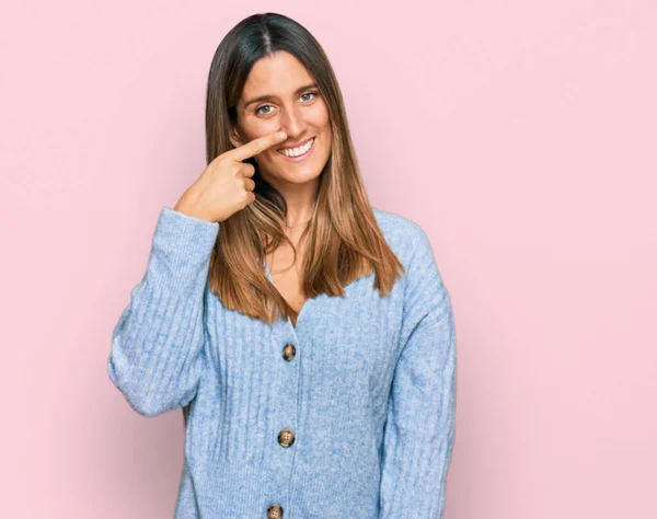 Jovem Mulher Vestindo Roupas Casuais Apontando Com Dedo Mão Para — Fotografia de Stock