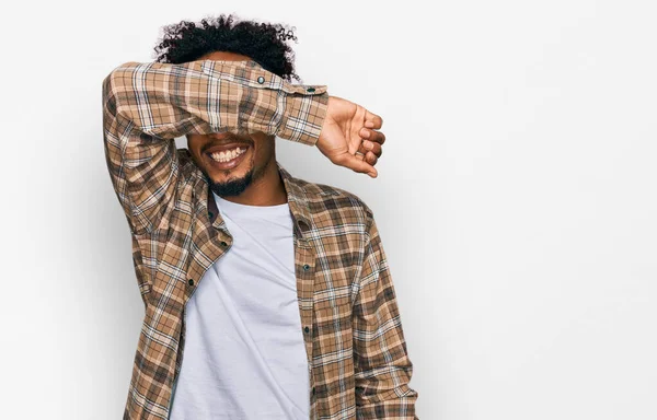 Jovem Afro Americano Com Barba Vestindo Roupas Casuais Óculos Cobrindo — Fotografia de Stock