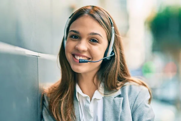 Jong Latin Call Center Aget Meisje Glimlachen Gelukkig Met Behulp — Stockfoto
