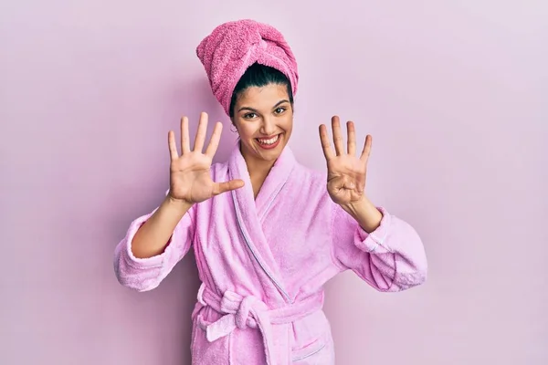 모자를 목욕하는 여성은 자신감 행복하게 웃으면서 손가락으로 손가락으로 고개를 있습니다 — 스톡 사진